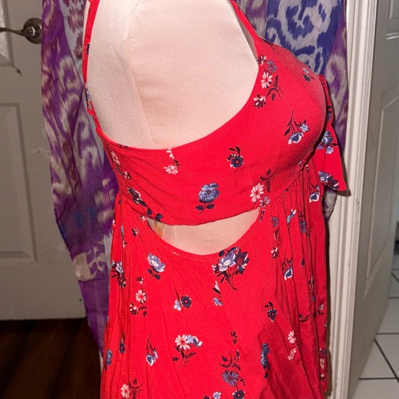 No Boundaries L cut out front tie Red Floral Top - Picture 4 of 6
